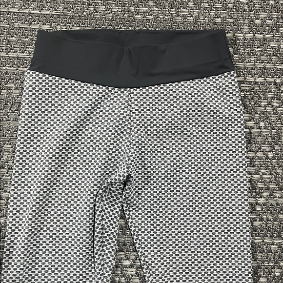 Scrunched Butt Leggings Grey & White - Picture 7 of 10